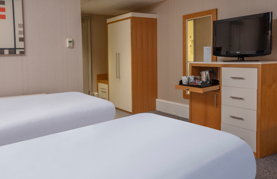 Oultonhall Roomsclassictwin Carousel Desktop 05