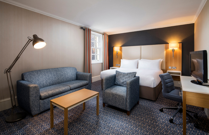 Oultonhall Roomsdeluxefamily Carousel Desktop 02