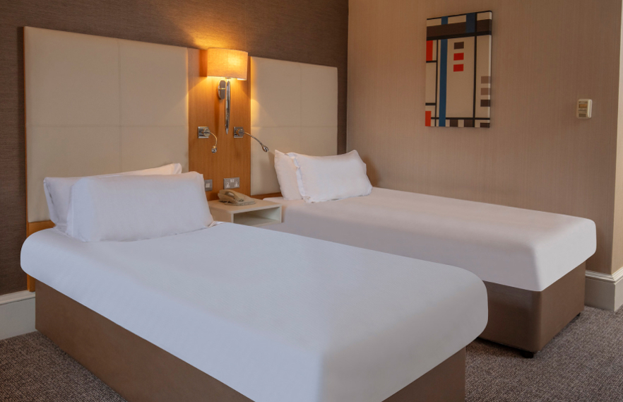 Oultonhall Roomsclassictwin Carousel Desktop 04